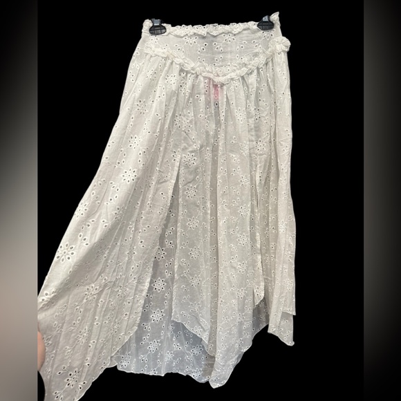 PrettyLittleThing Eyelet handkerchief Maxi Skirt - Picture 3 of 4